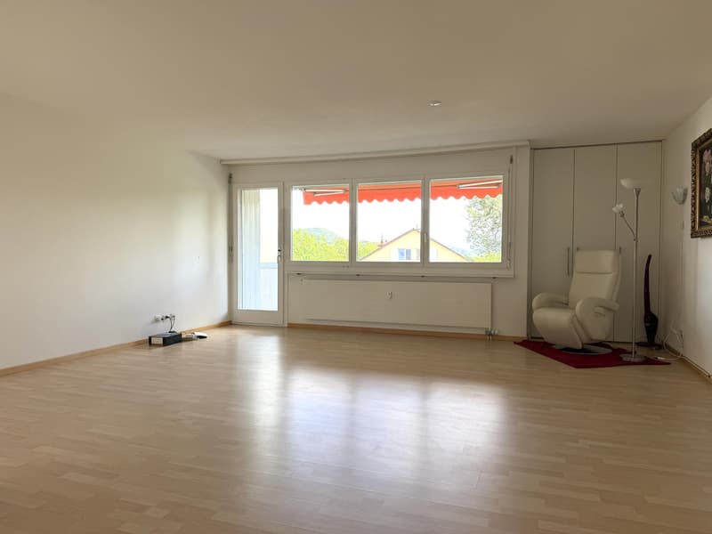 Grosszügige 3.5-Zimmer-Wohnung mit Balkon und Autoeinstellplatz in Neuhausen am Rheinfall (3)