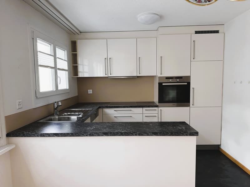 Grosszügige 3.5-Zimmer-Wohnung mit Balkon und Autoeinstellplatz in Neuhausen am Rheinfall (5)