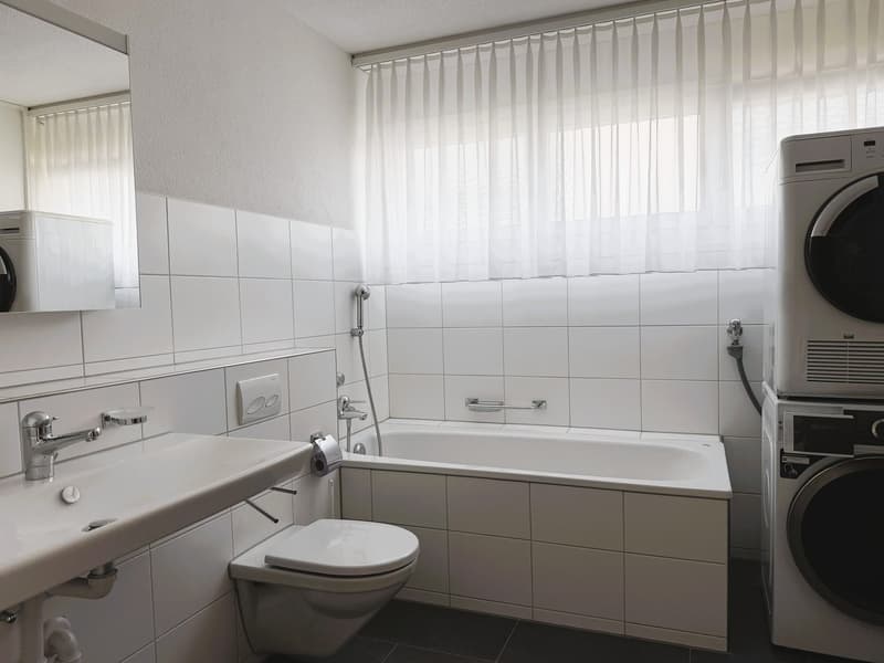 Grosszügige 3.5-Zimmer-Wohnung mit Balkon und Autoeinstellplatz in Neuhausen am Rheinfall (9)