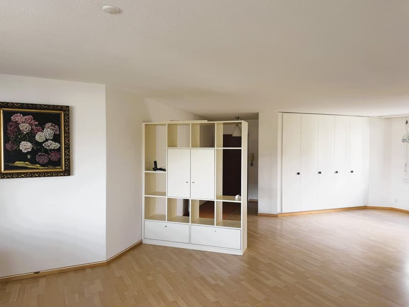 Grosszügige 3.5-Zimmer-Wohnung mit Balkon und Autoeinstellplatz in Neuhausen am Rheinfall (2)