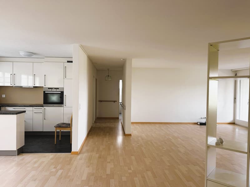 Grosszügige 3.5-Zimmer-Wohnung mit Balkon und Autoeinstellplatz in Neuhausen am Rheinfall (4)