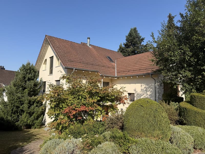 Charmantes, gepflegtes 7.5-Zimmer-Einfamilienhaus, freistehend, an ruhiger, schöner Lage in Rafz (1)