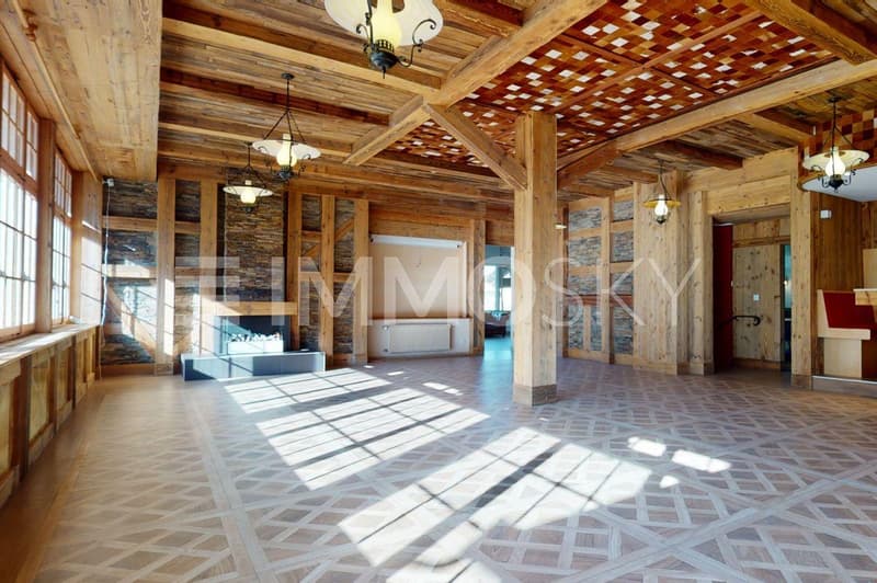 Superbe salle d accueil en bois avec cheminée
