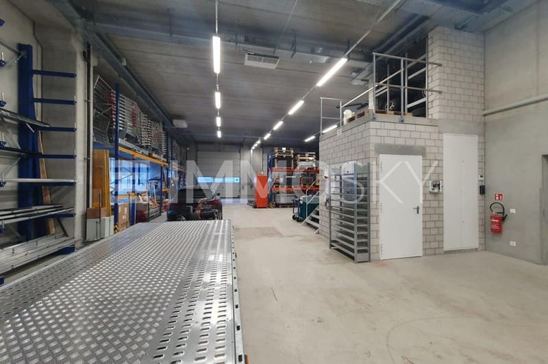 Immobili Industriali Moderni con Uffici, Laboratori e Magazzino