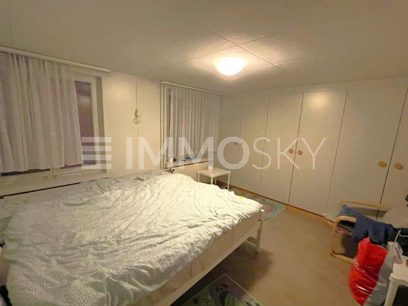 Schlafzimmer mit praktischen Einbauschrank