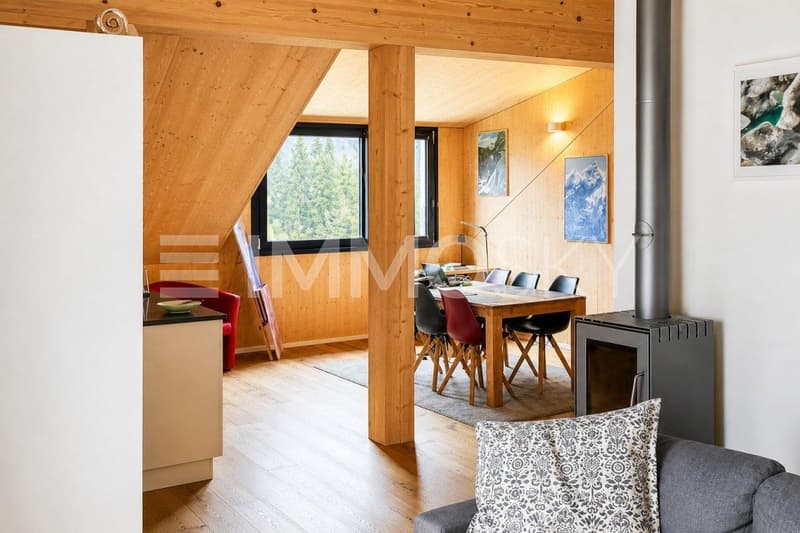 Essbereich mit Blick ins Freie, direkt neben der Küche