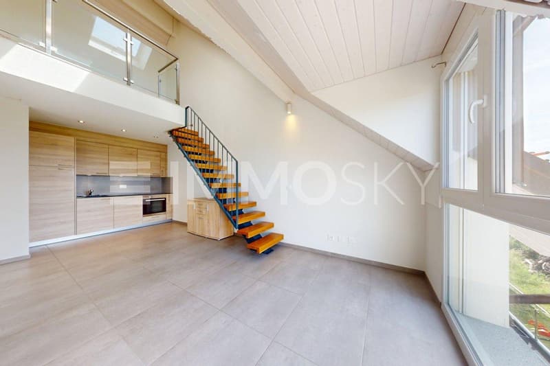 Espace de vie avec une belle hauteur sous-plafond