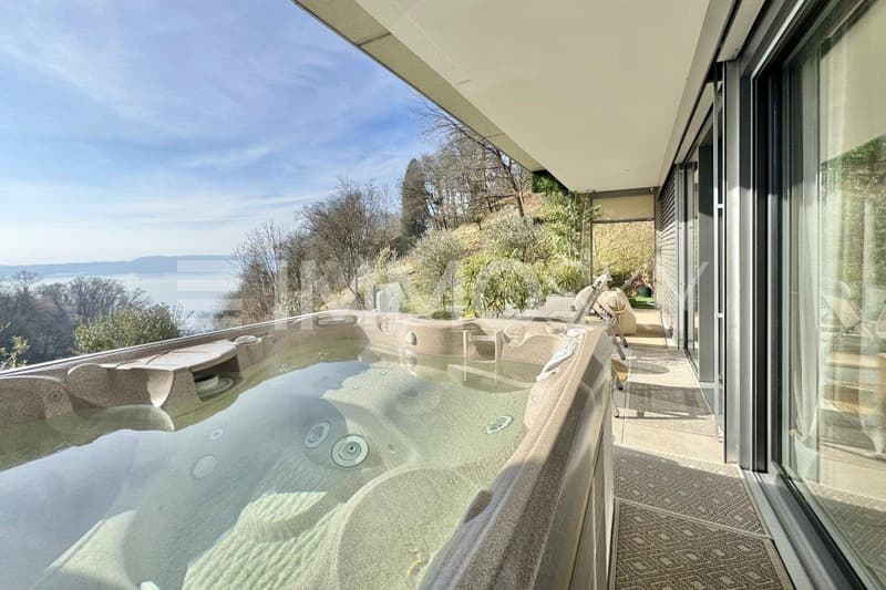 Terrasse avec jacuzzi