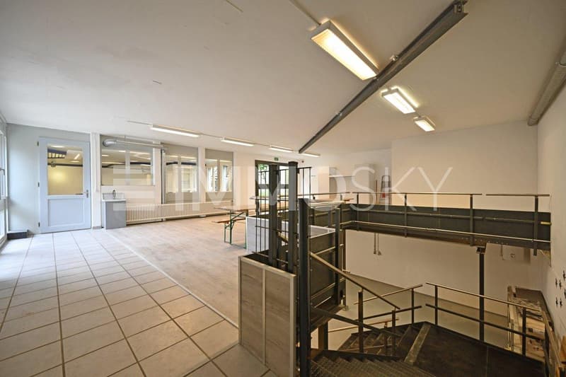 Entrée Gewerbebereich mit Zugang zum Lager