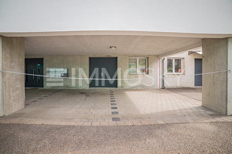 Zwei gedeckte Aussenparkplätze