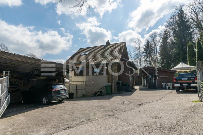 Aussenansicht mit grosszügigen Parkmöglichkeiten - rechts Bürogebäude