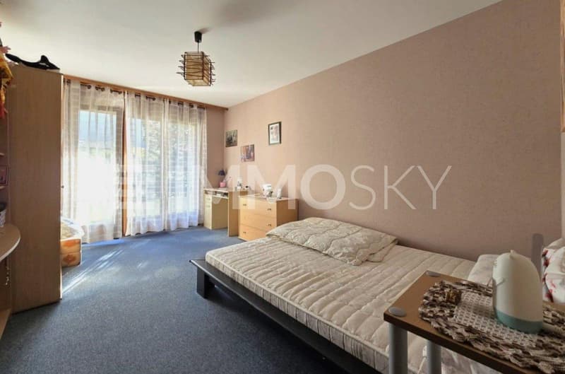 Chambre à coucher avec accès au balcon