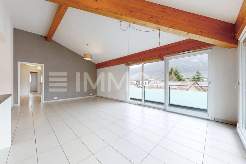 Pièce à vivre avec balcon