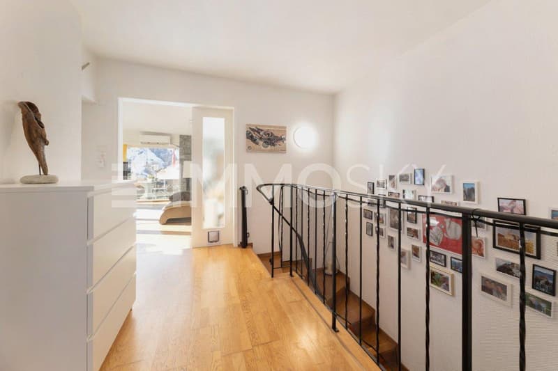 Geräumiger Flur mit Blick ins lichtdurchflutete Wohnzimmer