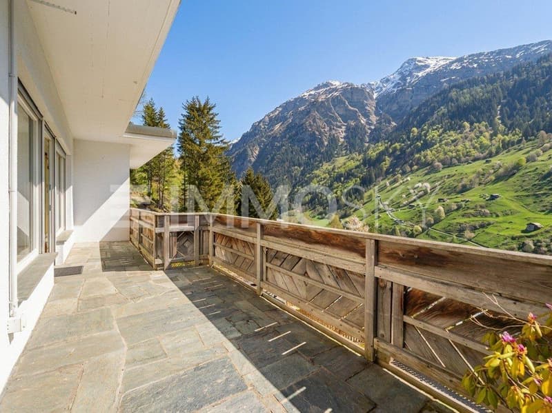 Sonnige Terrasse mit Valser Natursteinplatten
