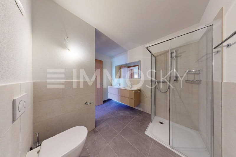 Badezimmer mit Dusche und Waschmaschine