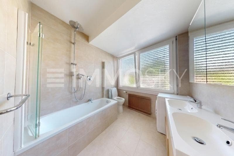 Grande salle de bains avec lave-linge