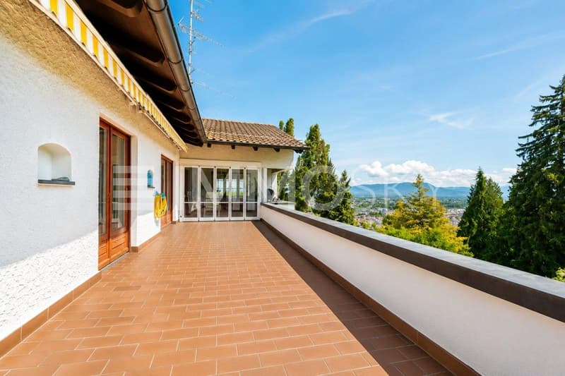 Geräumige Terrasse mit Bergblick