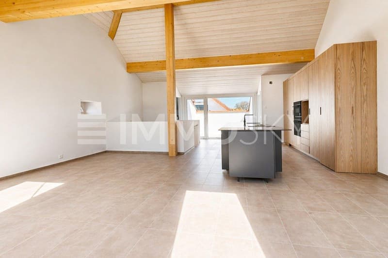 Magnifique pièce de vie avec belle hauteur sous-plafond