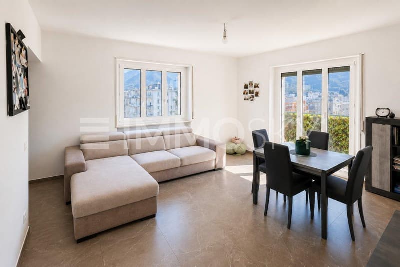 Soggiorno luminoso con accesso al balcone