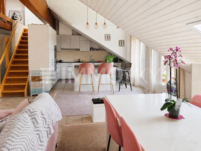 Espace dînatoire ouvert sur la cuisine