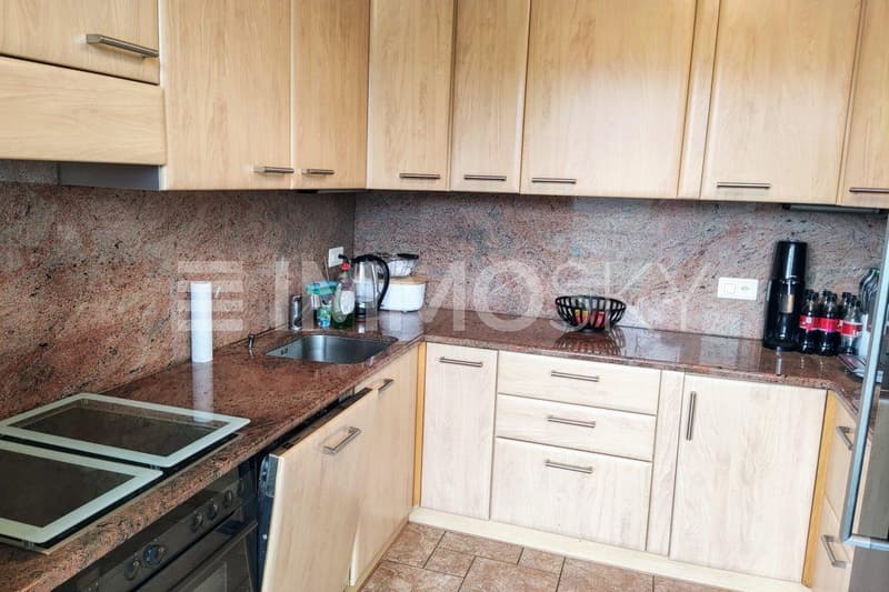 Cucina moderna con accesso alla terrazza