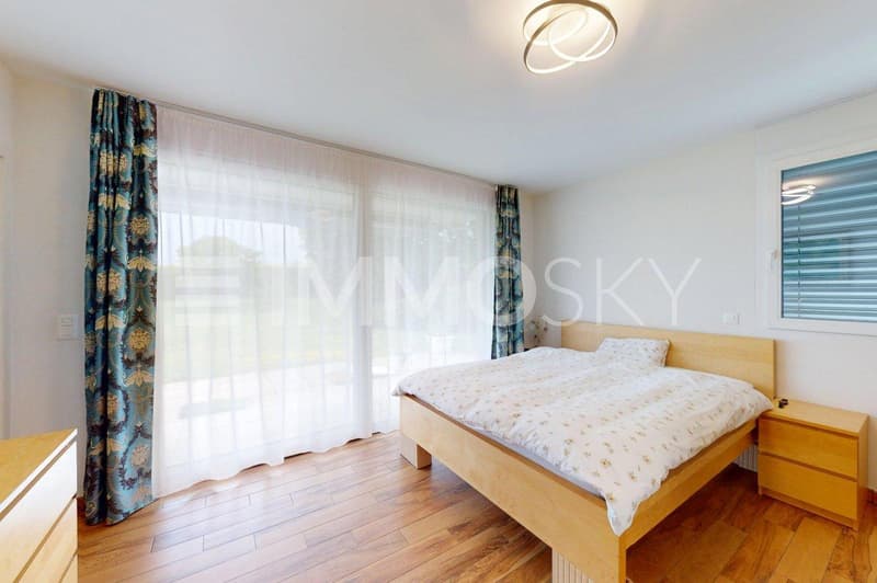 Chambre avec salle de bains et accès à la terrasse