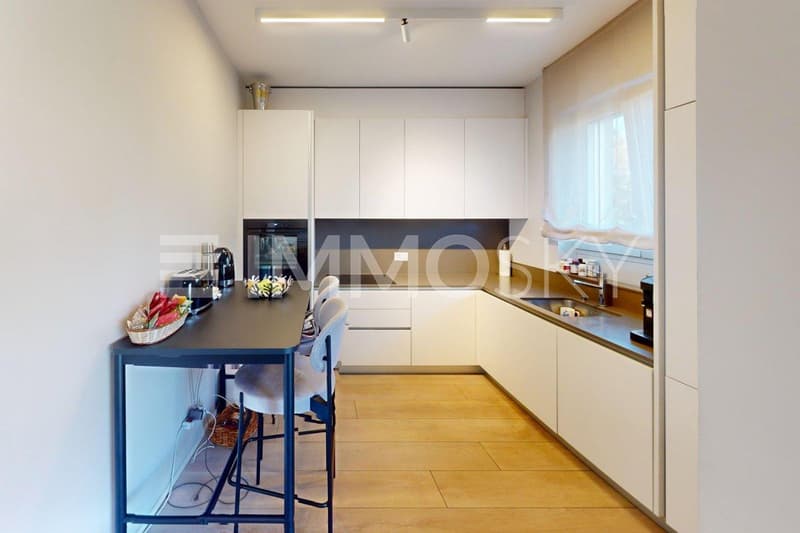 Cucina gourmet con piani in granito ed elettrodomestici inox