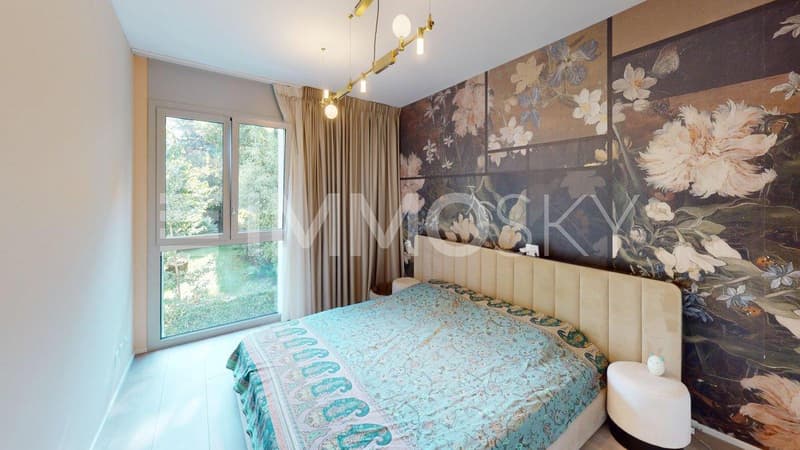 Camera da letto elegante con carta da parati di design