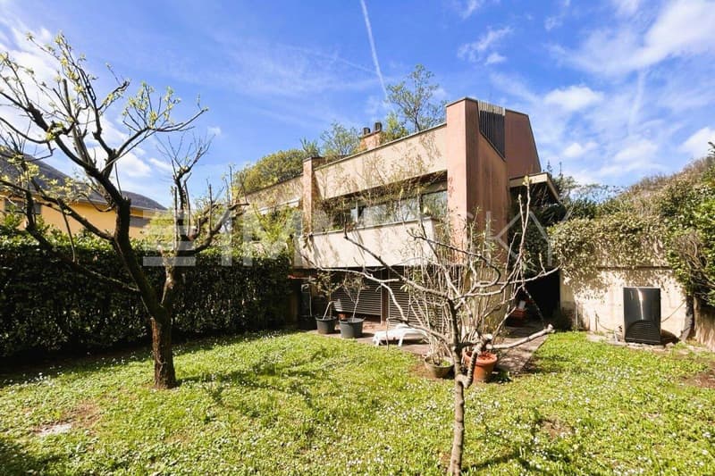 Grande casa su tre livelli