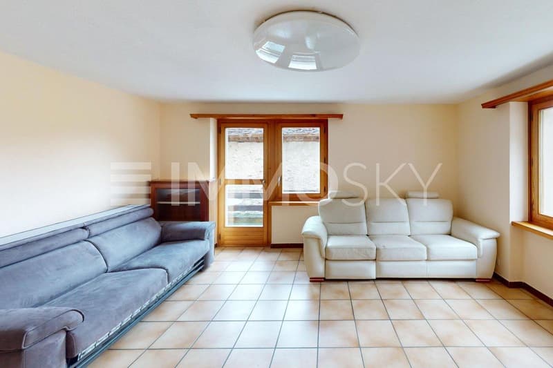 Salotto soleggiato con accesso al terrazzo