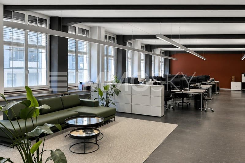 Modernes Open-Space-Büro mit Loungebereich