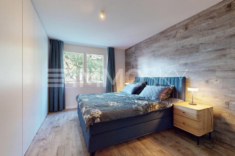 Chambre lumineuse avec rangements muraux