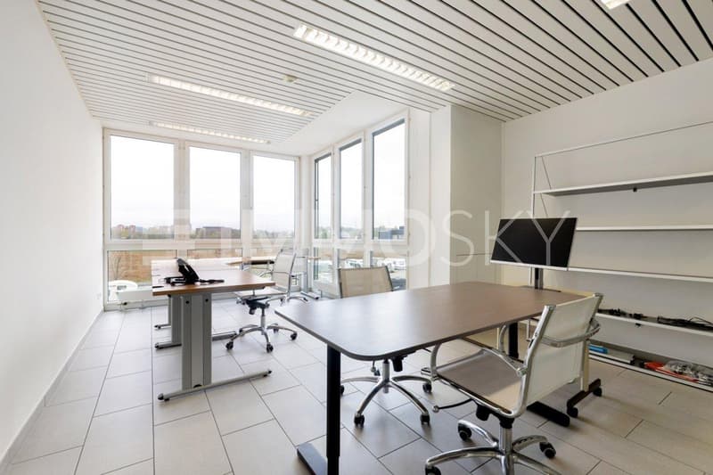 Helles Büro mit Weitblick und viel Tageslicht