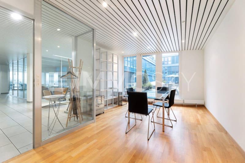 Modernes Glasbüro mit inspirierender Arbeitsatmosphäre