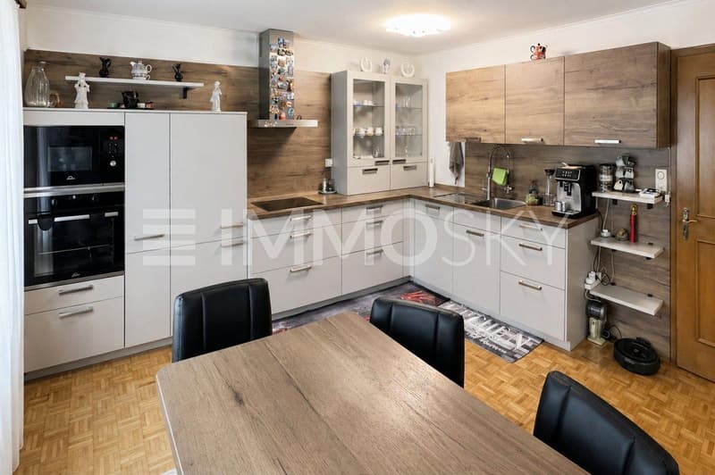 Moderne Küche mit Frühstückshochtisch