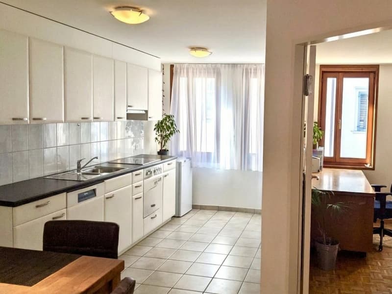 Küche der oberen Wohnung mit Essbereich
