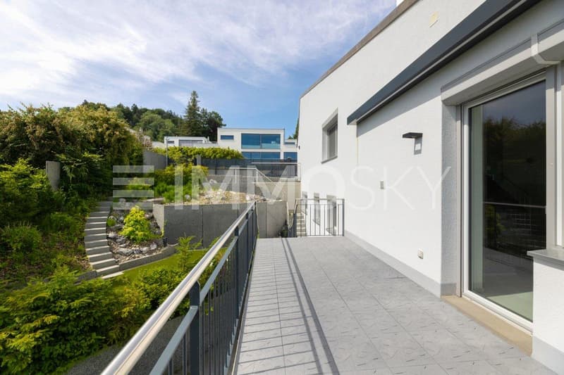 Sicht auf den Aussenbereich vom Balkon aus