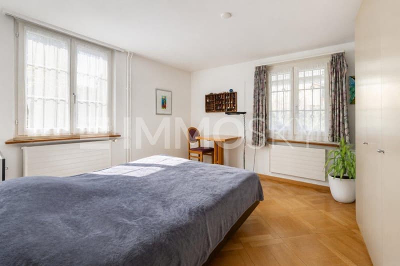 Geräumiges Büro-/Schlafzimmer EG-Wohnung