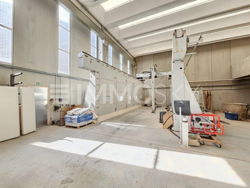 Lichtdurchfluteter Innenraum mit hoher Decke
