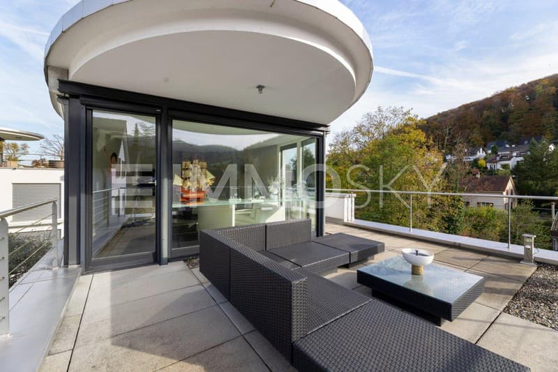 Die sonnige Dachterrasse verwöhnt mit traumhafter Aussicht