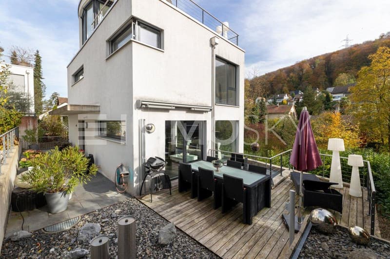 Der grosszügige, sonnige Garten bietet viel Platz für Erholung, Spiel und gesellige Stunden