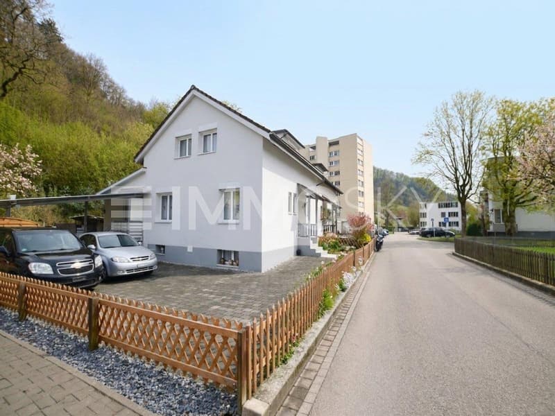 Grosser Innenhof mit Platz für 5 Autos