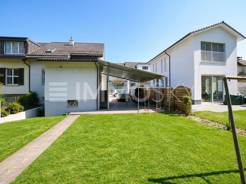 Rückansicht mit Garten und Platz zum Spielen