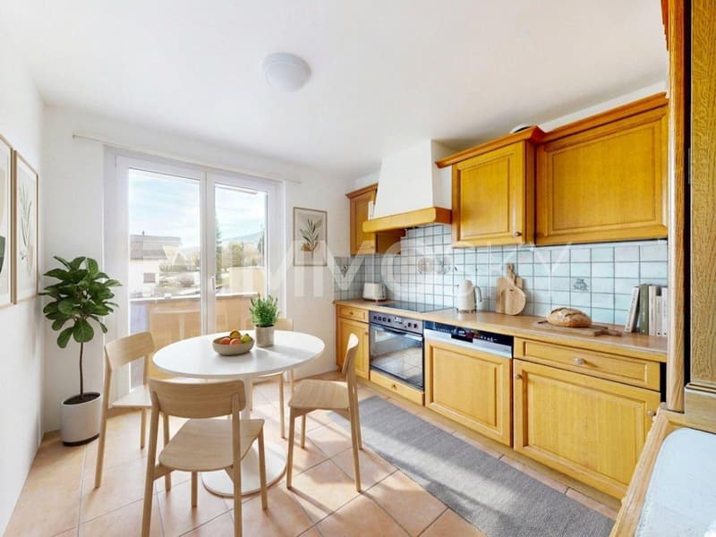 Cuisine chaleureuse avec balcon - Home Staging