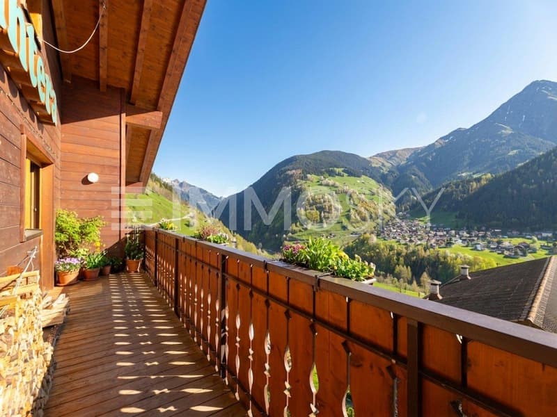 Gemütlicher Balkon mit alpinem Charme und Naturblick