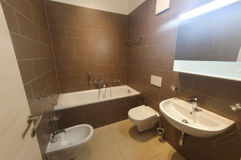 Bagno elegante con vasca