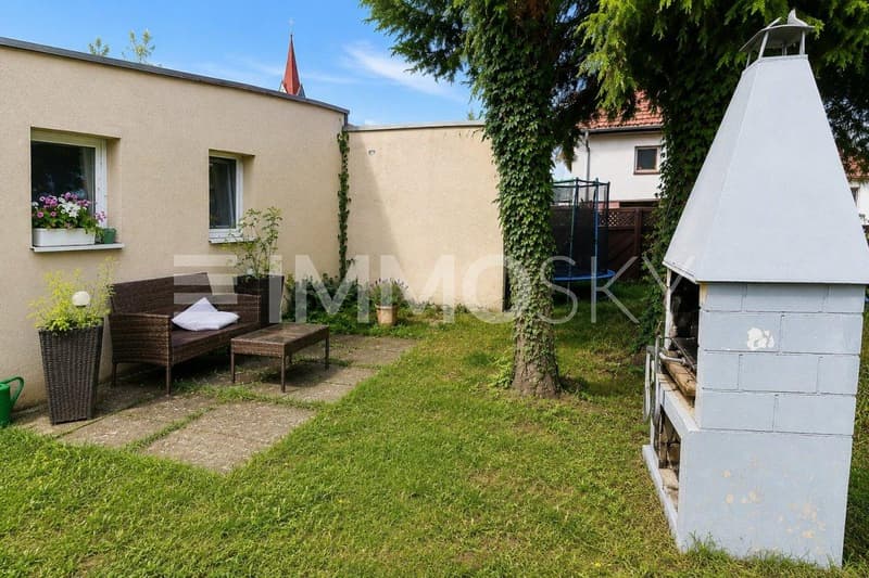 Garten mit Sitzmöglichkeiten und Grillstelle