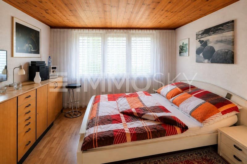 Grosszügiges Schlafzimmer