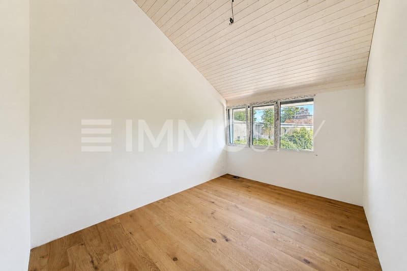 Grande chambre avec belle hauteur sous plafond
